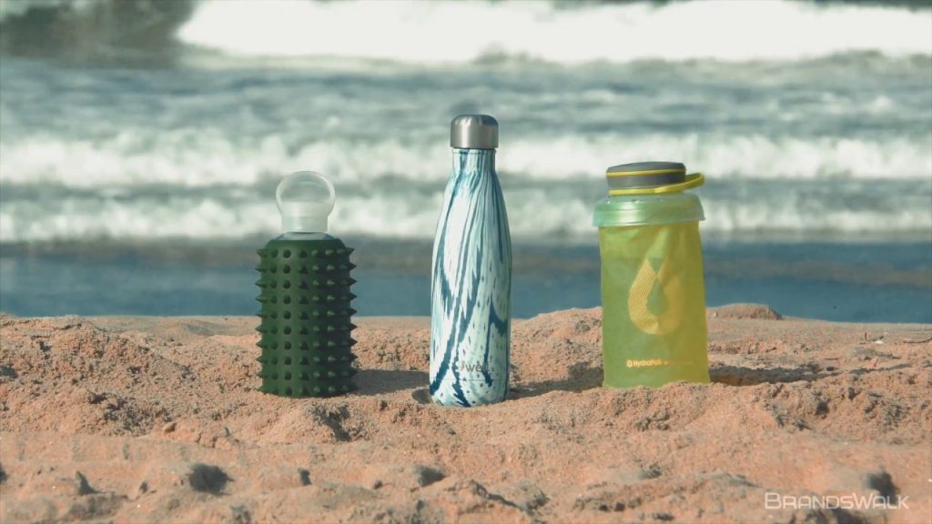 Las botellas de agua se vuelven un accesorio de moda