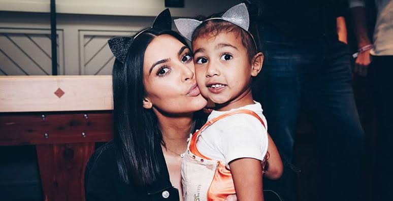 Kim Kardashian sale de compras con su hermana