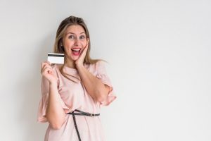 Mujer feliz con tarjeta de crédito