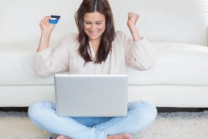 Mujer comprando en línea