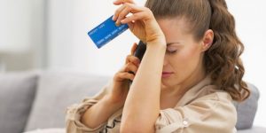 Mujer sosteniendo tarjeta de crédito