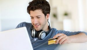 Adolescente aplicando para primera tarjeta de crédito